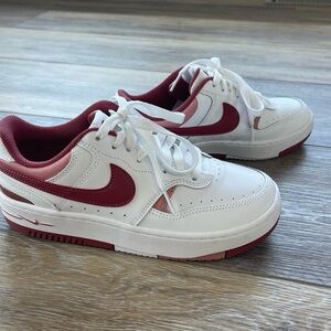 Nike Women’s size 7 Gamma force